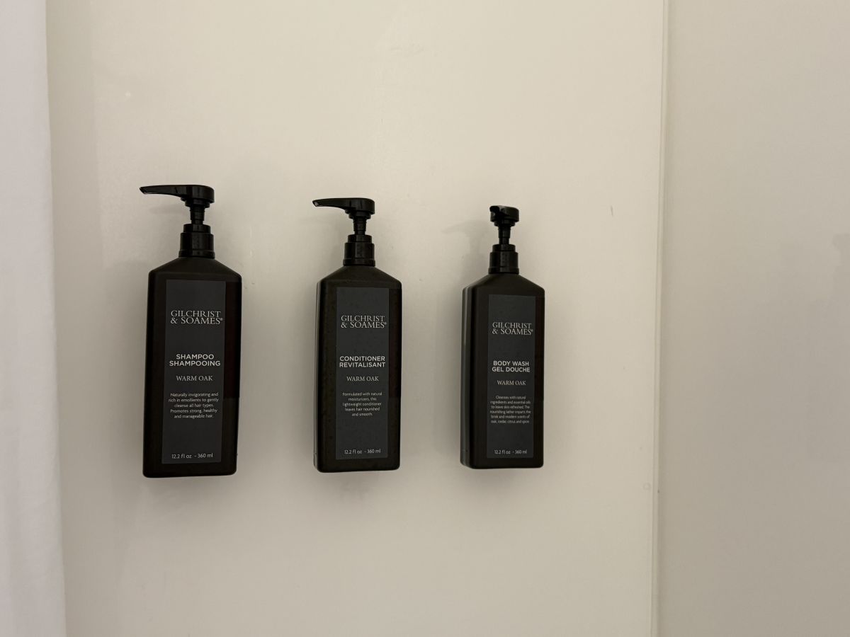 シャンプー、コンディショナー、ボディウォッシュは、ボトルタイプで壁に備え付け