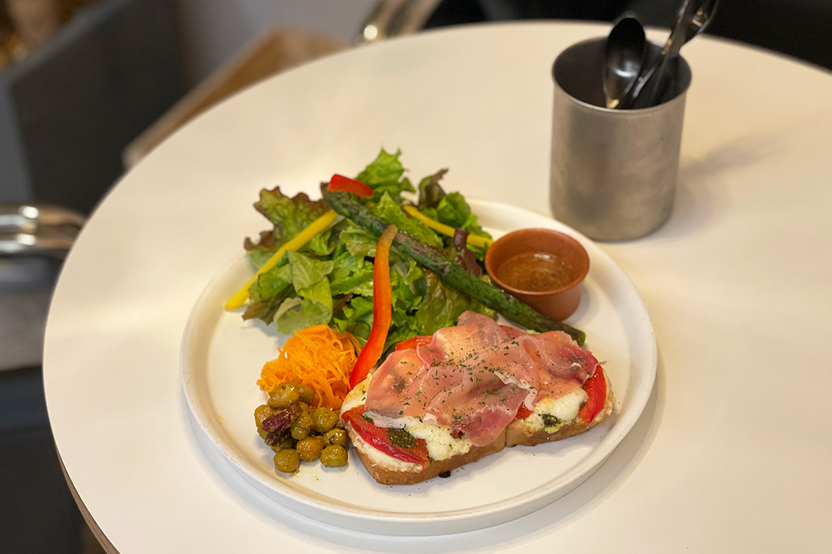 「生ハムのカプレーゼ風クロックムッシュ」1380円