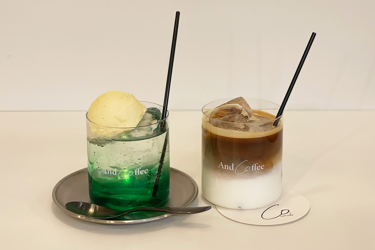 （写真左から）「メロンクリームソーダ」650円、「カフェラテ」650円