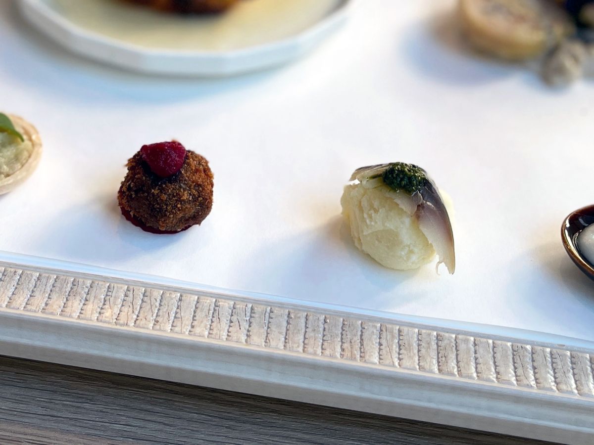 （写真左から）「蝦夷鹿のクロケット ビーツのケチャップ」、「金華鯖のポテサラパセリソース」