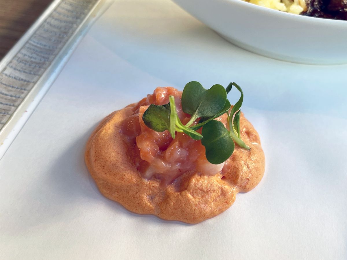 「甘海老と旬魚のタルタル 赤ピーマンムース」