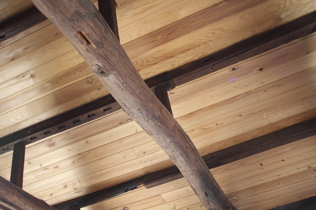 柱や梁など昔からある木材をうまく活用してリノベーション