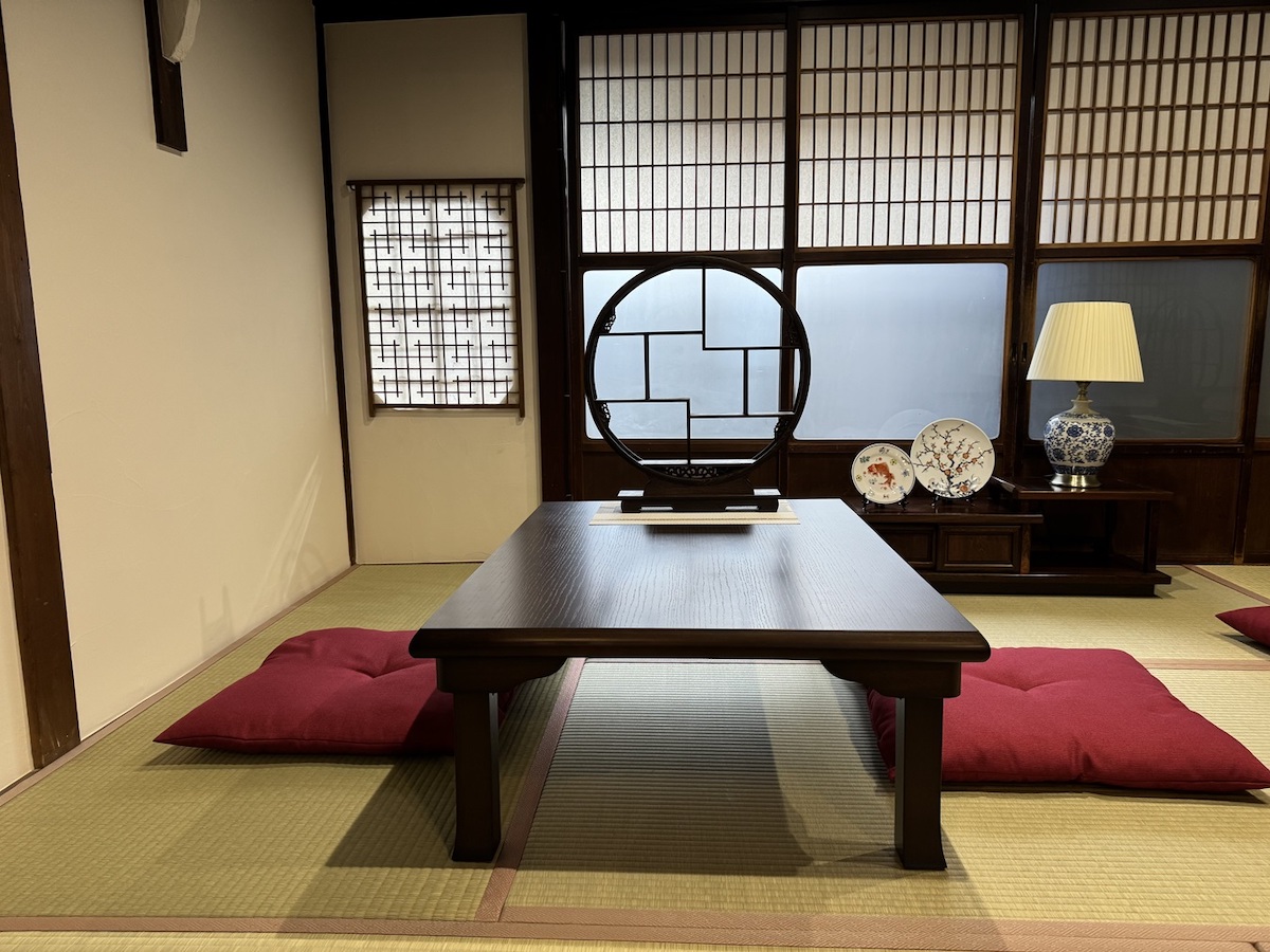 6席ある座敷席では、和風のアフタヌーンティースタンド（写真中央）で提供される