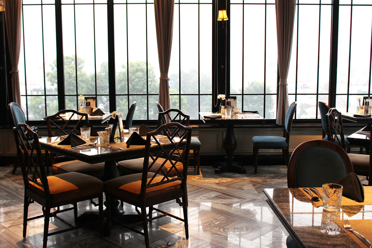 クラシカルな雰囲気のレストラン。大きな窓から光も差し込む