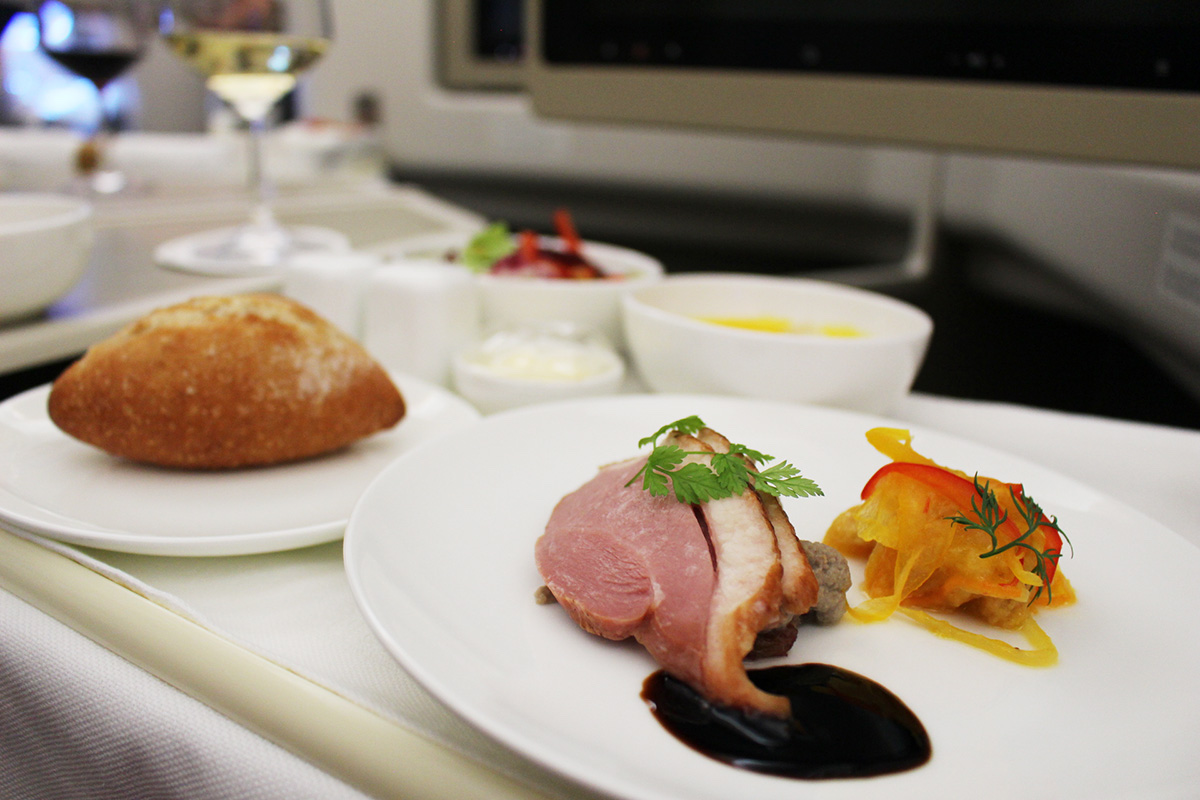 アミューズの「スモークダックとキノコと栗のサラダ」、「かぼちゃのスープ」、「季節のサラダ」