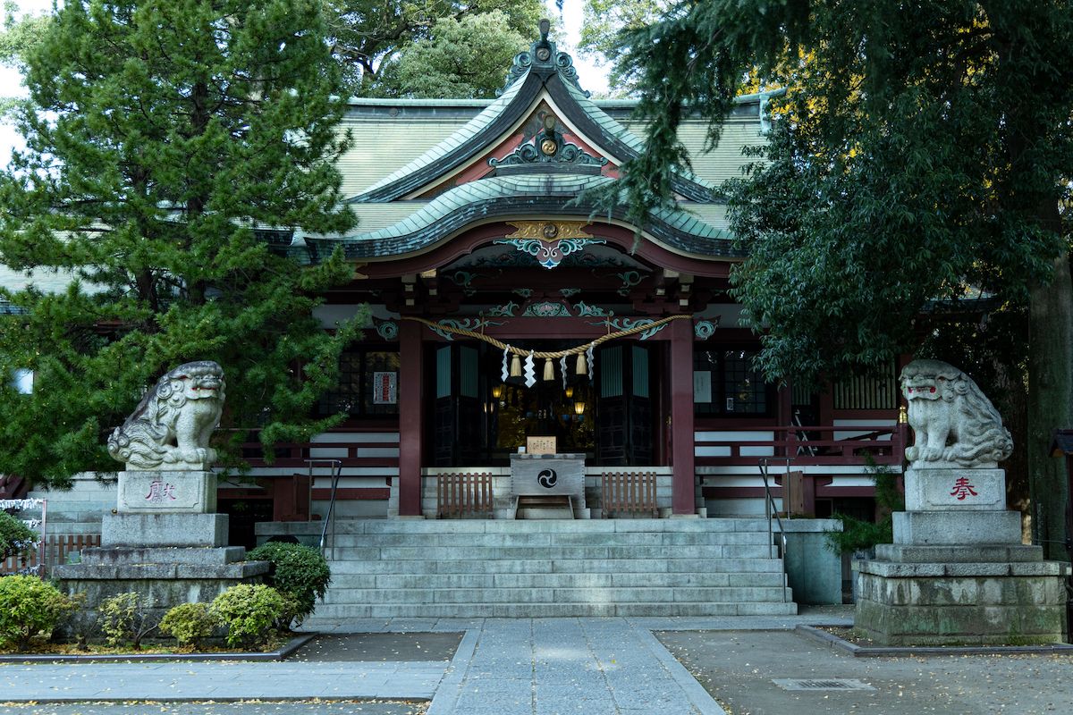 立派な狛犬が迎える本殿