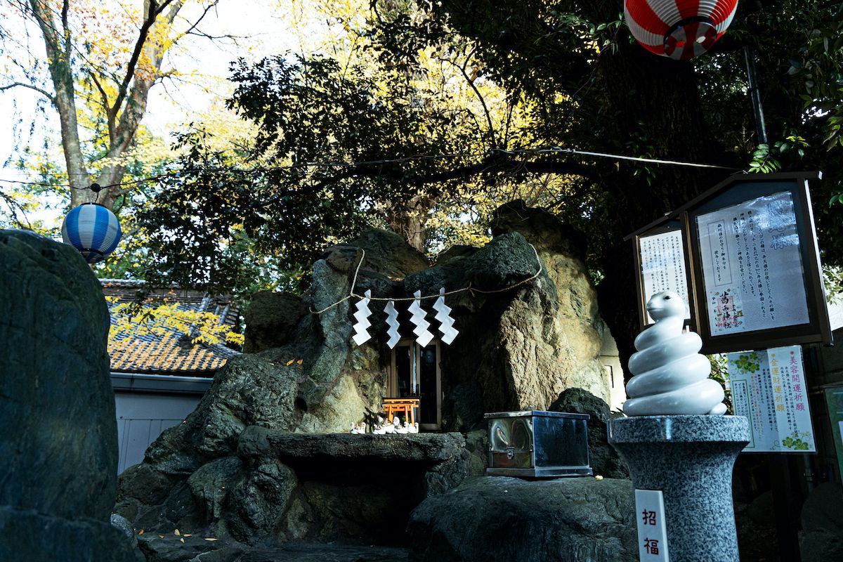 「厳島神社」の奥にある岩室に市杵島姫神が祭られていて、その周囲には白蛇が!