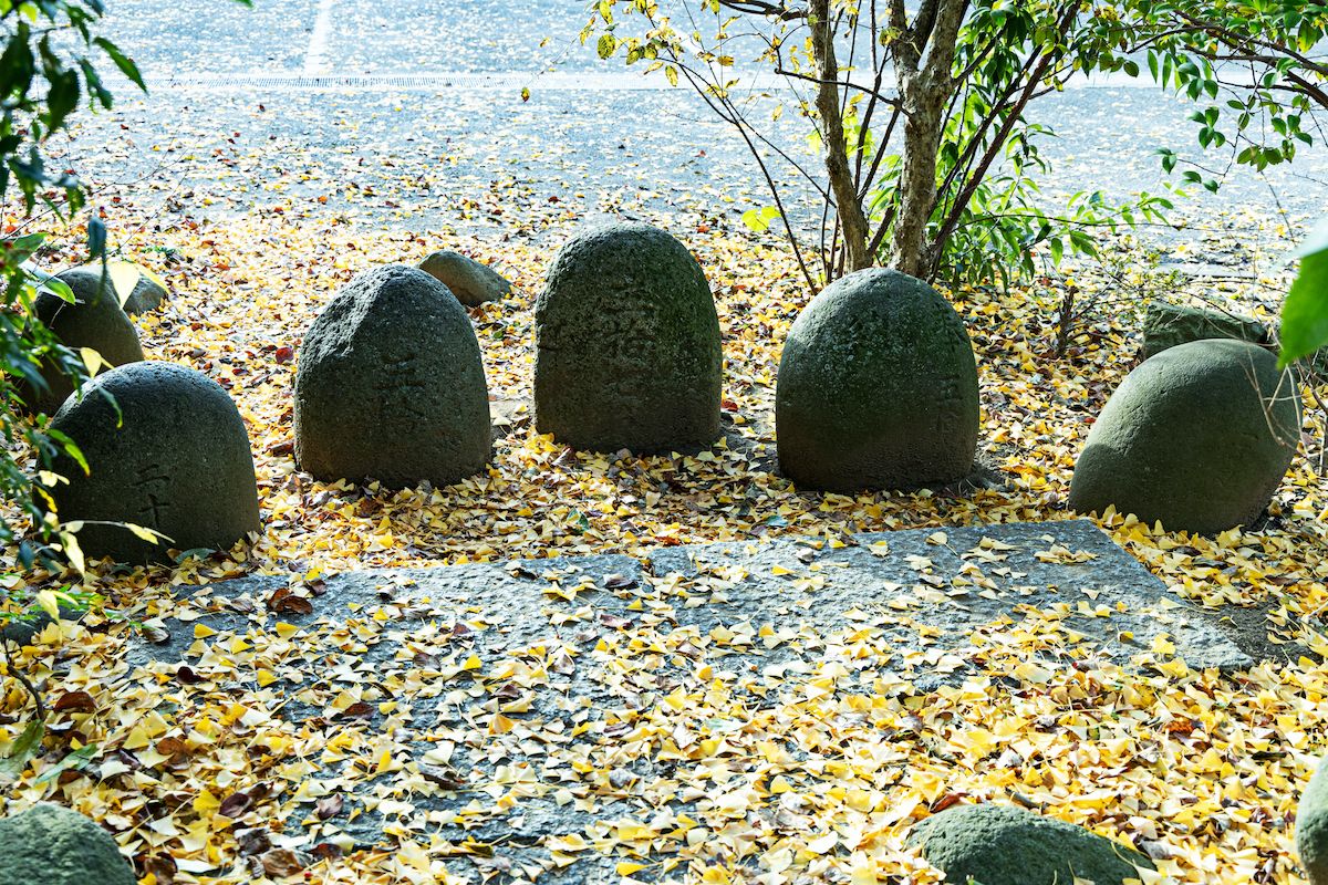 手で触れることで力をいただけるといわれる「力石」