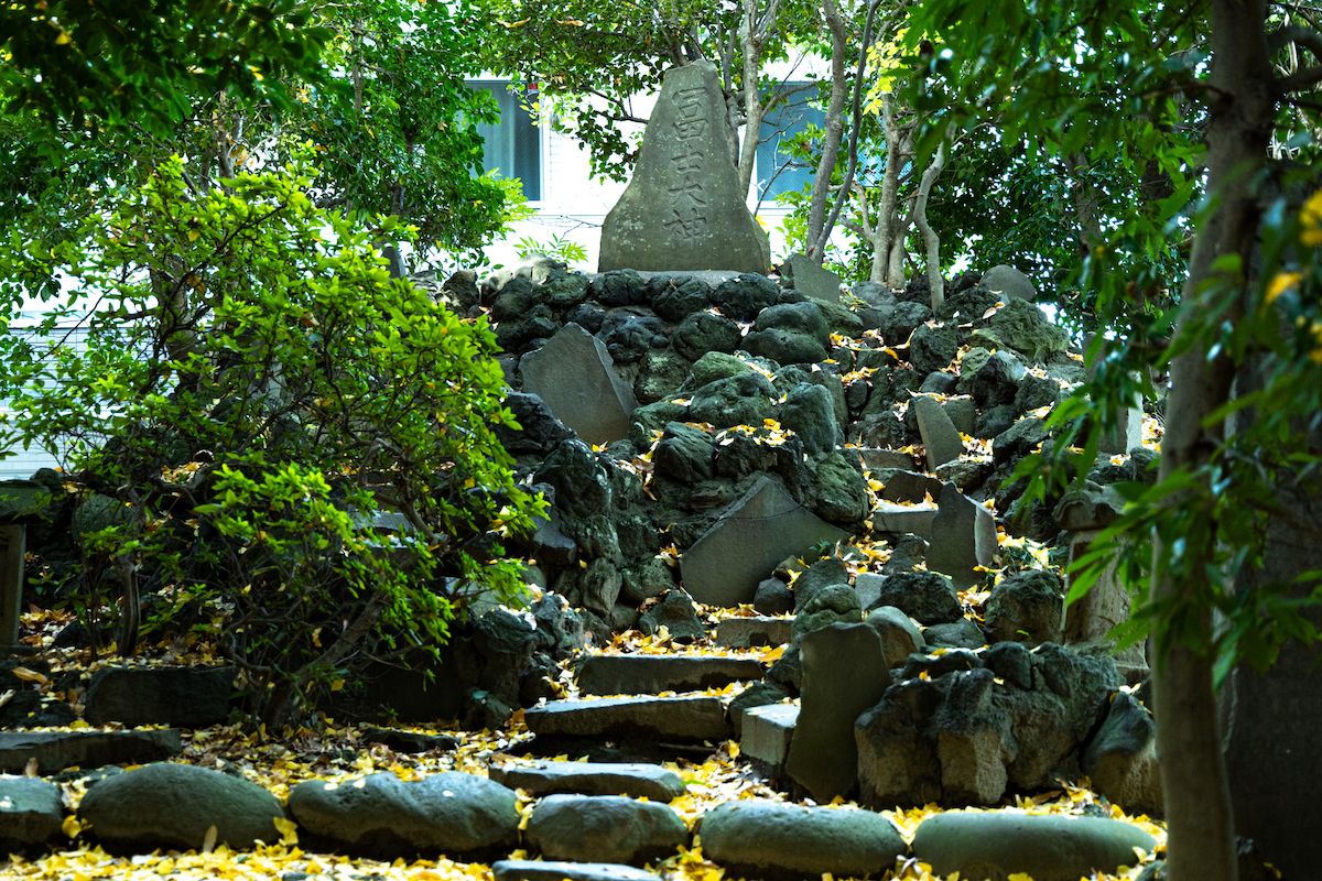 富士山を模して自然石で造られた「富士社」