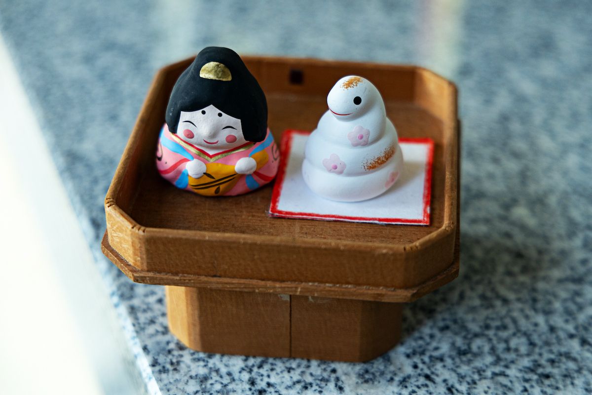 (写真左から)「弁財天様の置物」、「撫蛇願いごと守」各600円