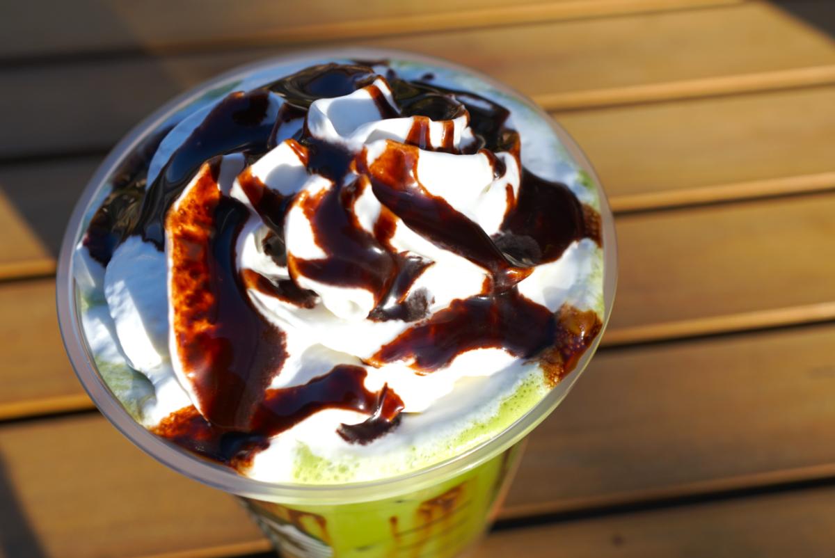 「抹茶 クラシック グリーンティー ラテ」トッピング：ホイップクリーム（＋55円）、チョコレートソース（無料）