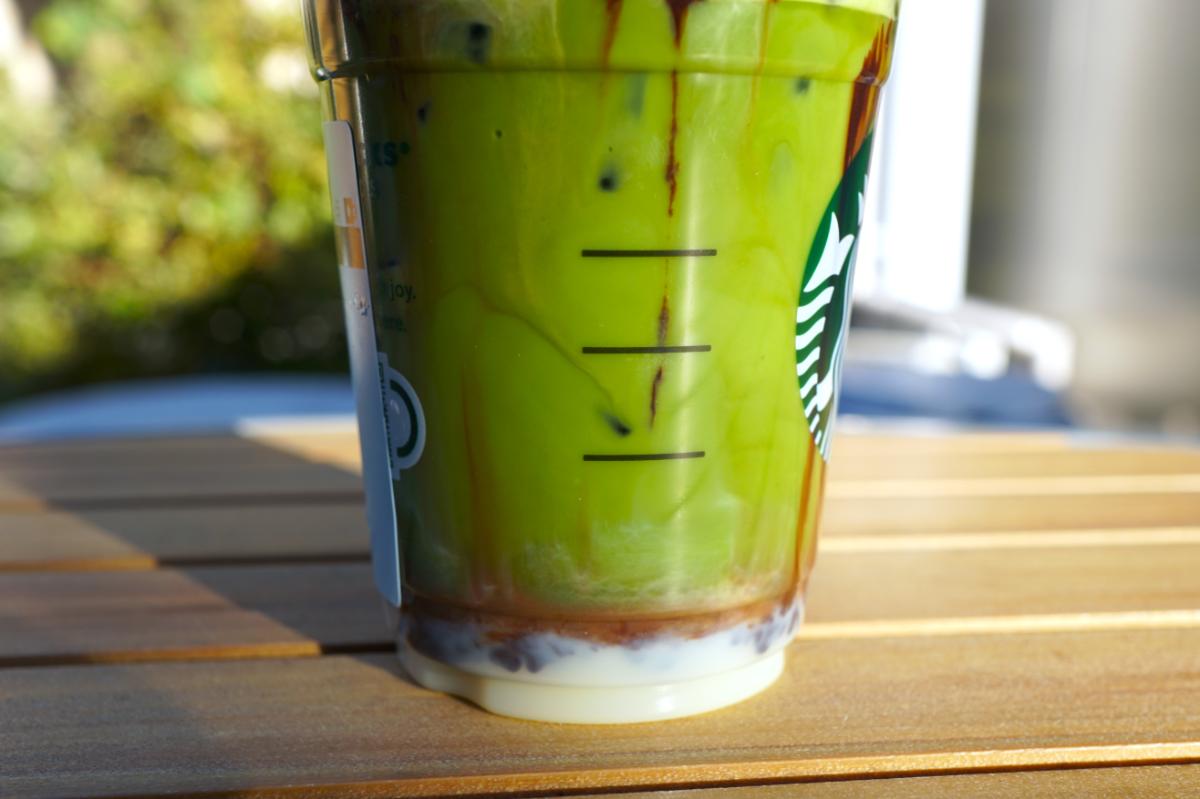 「抹茶 クラシック グリーンティー ラテ」トッピング：ホイップクリーム（＋55円）、チョコレートソース（無料）