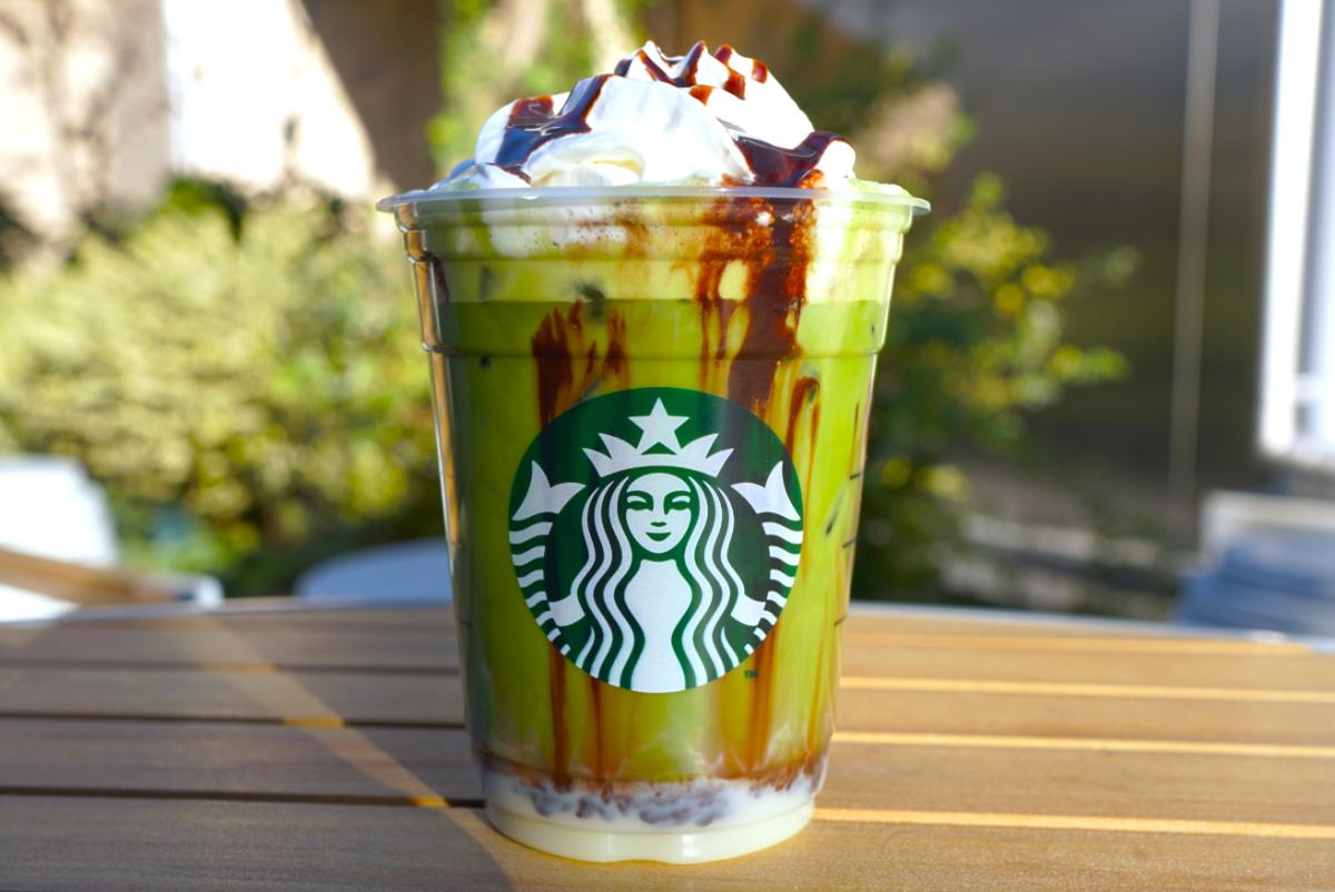 「抹茶 クラシック グリーンティー ラテ」トッピング：アーモンドミルクに変更（＋55円）、ホイップクリーム追加（＋55円）、チョコレートソース追加（無料）