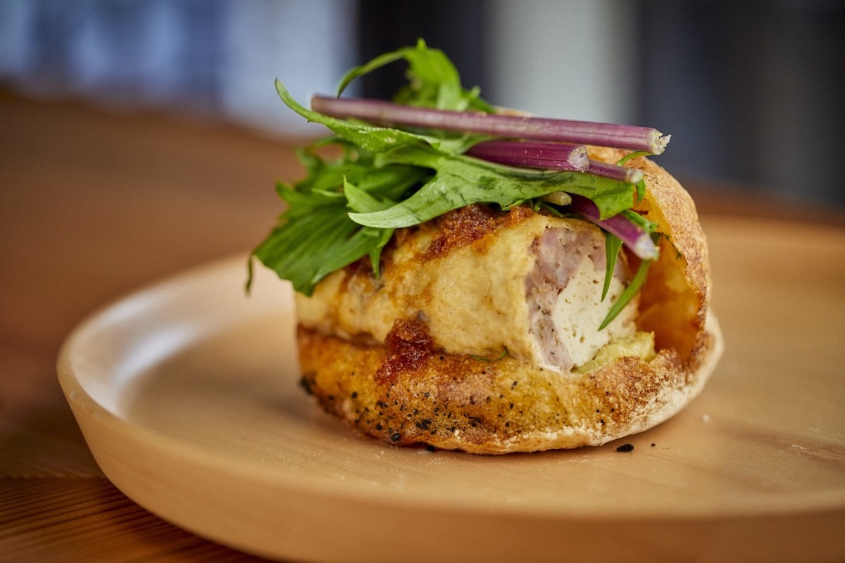 京都店限定「ぬれリュスティック 豆腐サルシッチャの揚げロール 京風テリヤキサンド」 518円