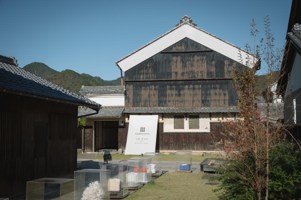 和紙のアートの先に佇むYAMAJOU棟