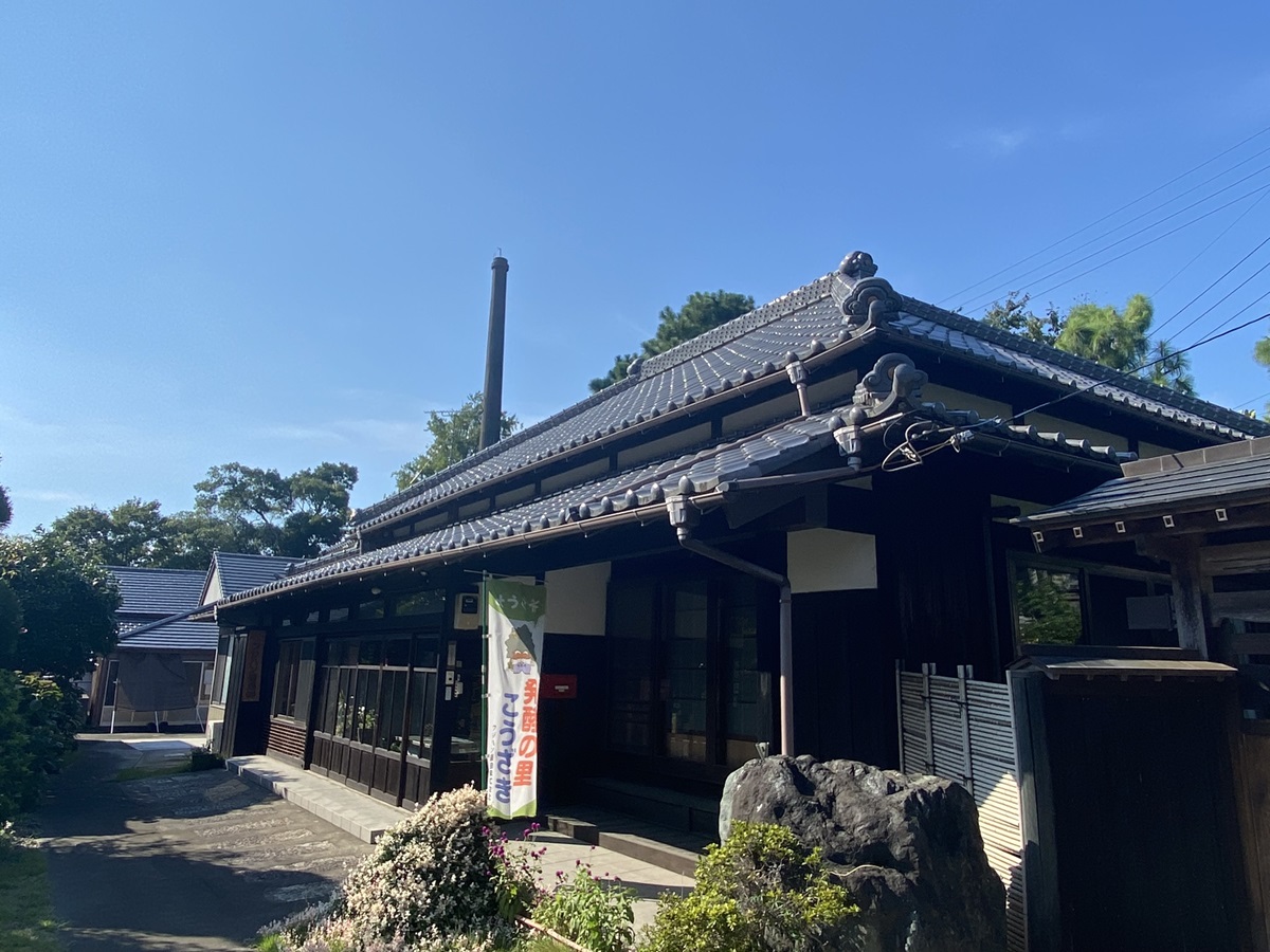 趣あるフジハン醤油、そびえる大王松が印象的