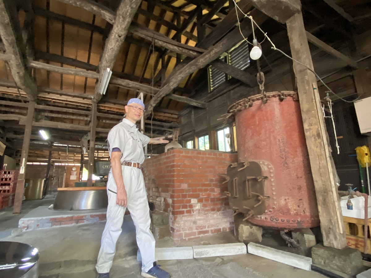 醤油蔵と6代目当主の高橋半治さん
