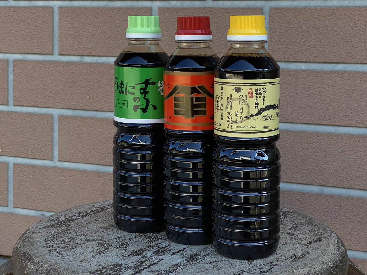 左から万能調味料「うま煮の素」500ml300円、濃口本醸造「フジハン醤油」500ml180円、丸大豆を使い昔ながらの醸造法を守るひたまり醤油500ml500円
