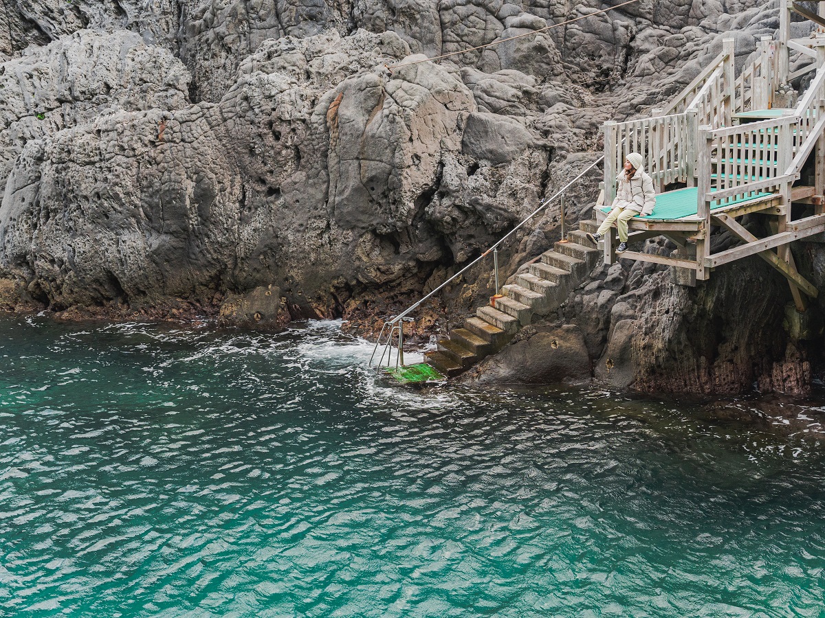 飛び込み台に座ってみました。落ちないように気を付けて！