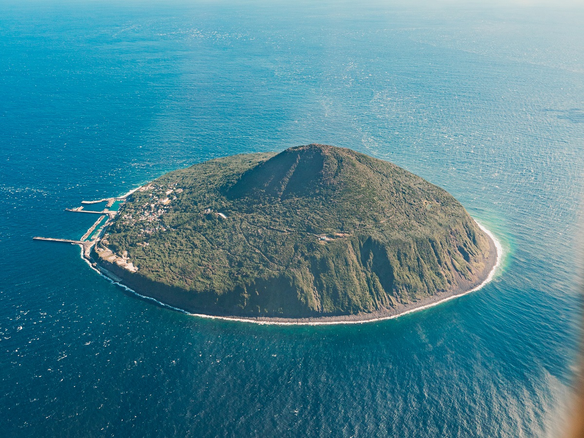 帰りの飛行機で利島を発見！