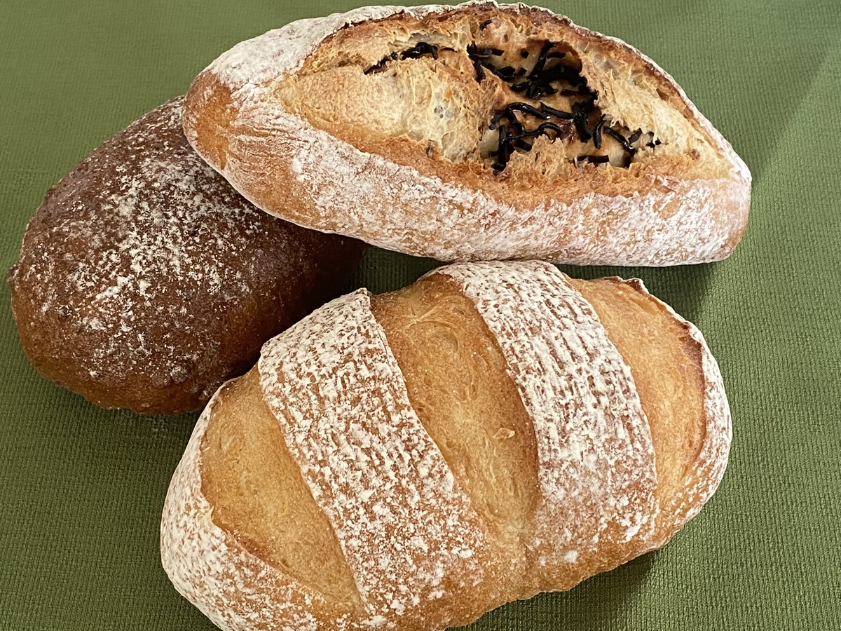 豆乳ブレッドやぶどうパンなどは自家製どぶろく酵母、フランスパンとカンパーニュは寺田本家の玄米酒粕の酵母で発酵