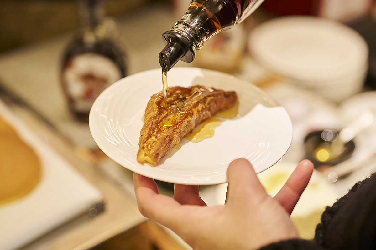 自家製フレンチトーストにはたっぷりとメープルシロップをかけて