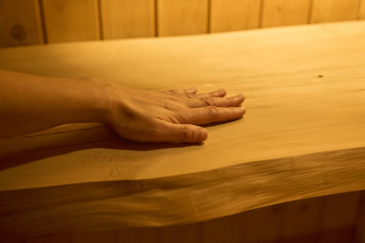 一枚板のヒノキのすべすべとした質感が心地いい