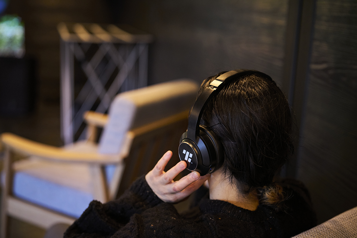ヘッドフォンをセットするとそこは自分だけの空間に
