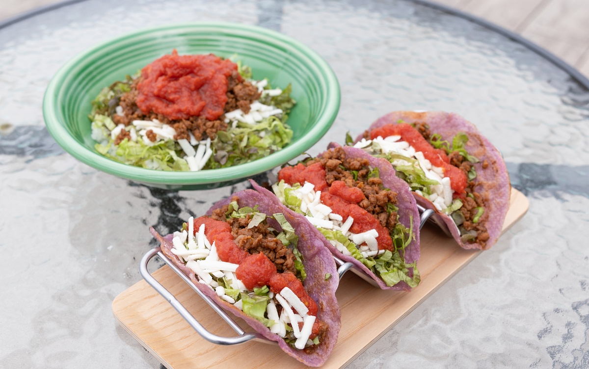 紅芋パウダーを生地に混ぜ込んだ「手づくり紅芋タコス」は3ピースで1,000円