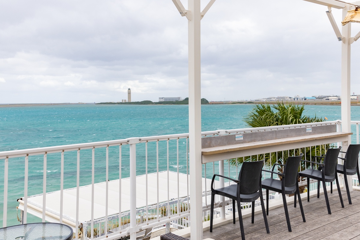 曇っていても絶景が楽しめるテラス席