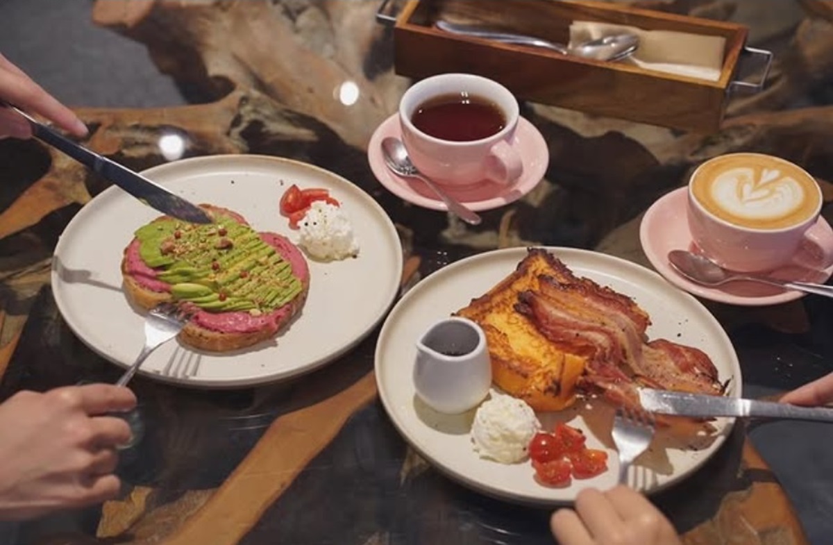 「アボカドトースト」1500円、「フレンチトースト」1650円（ともにドリンク付き）