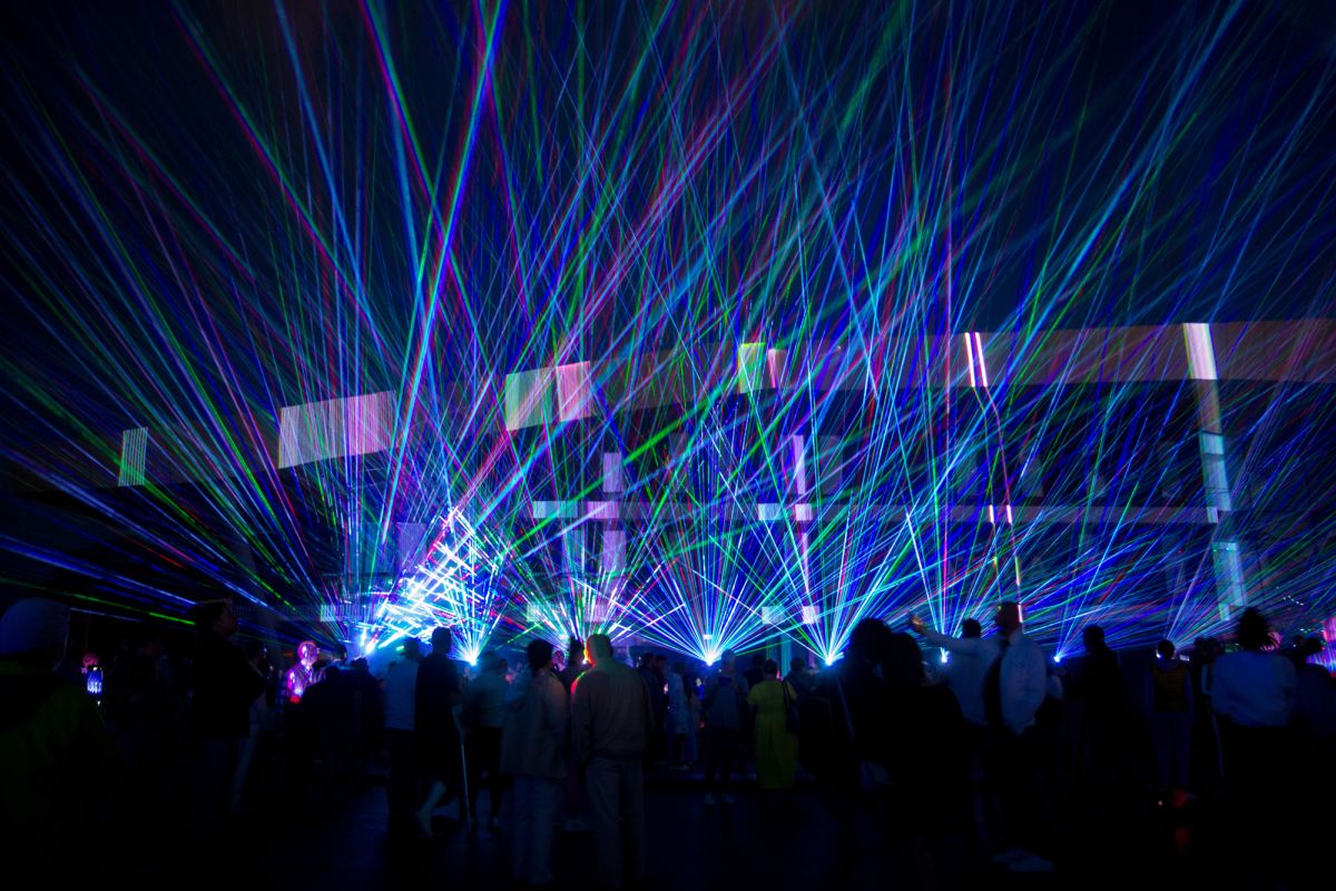 SixTONESの2025年ライブ日程・会場まとめ｜5大ドーム周辺のホテル＆観光情報も紹介