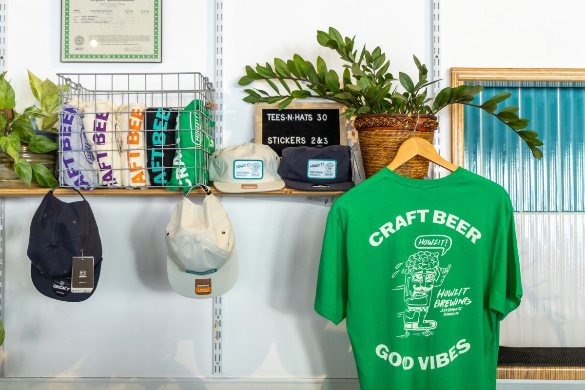 「ロゴ入りキャップ、Tシャツ」各$30