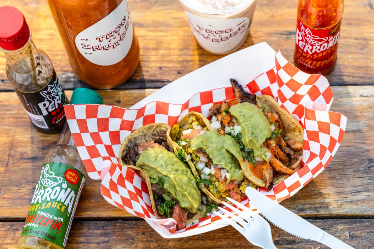 「カルネアサダ(ステーキ)、ポヨ(チキン)、アドバーダ(ポーク)のタコス」各$4.75