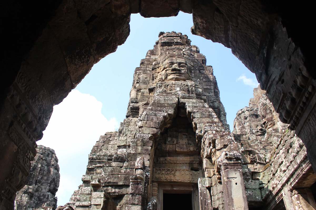 たくさんの小屋が回廊で結ばれた第二回廊を歩いていると、四面像を発見！　フチで囲まれたように見える穴場のフォトスポット