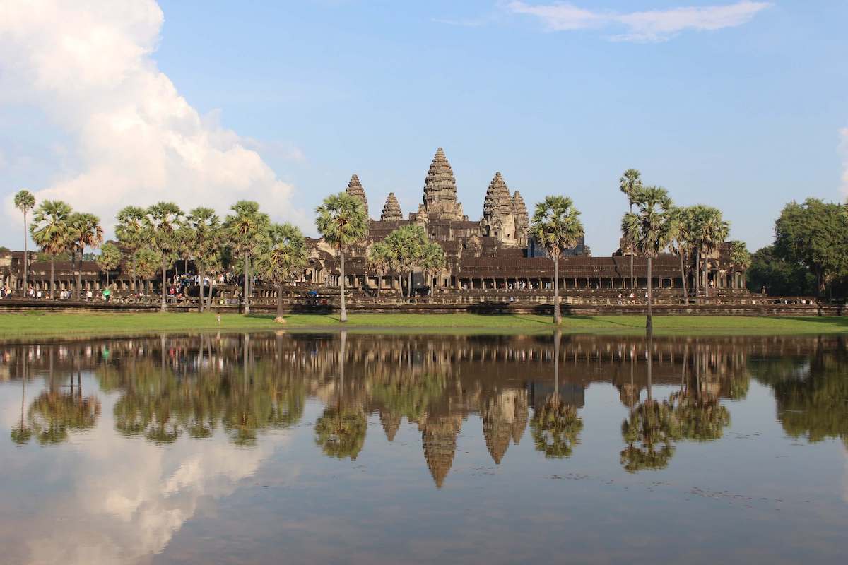 聖池側からアンコール・ワットを見ると、リフレクションのような写真が撮影できる