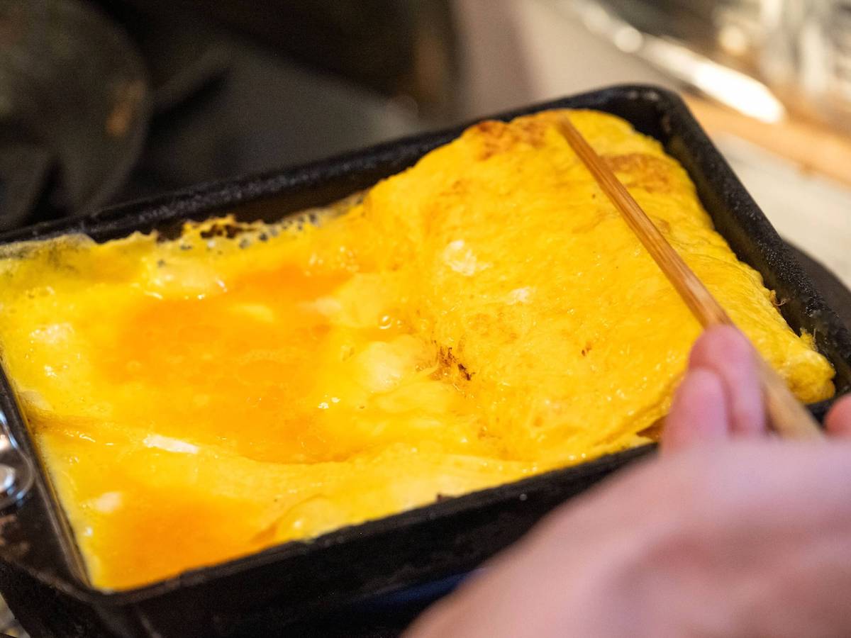 芸術的な手さばきでふっくら&極厚の玉子焼きに整えていきます