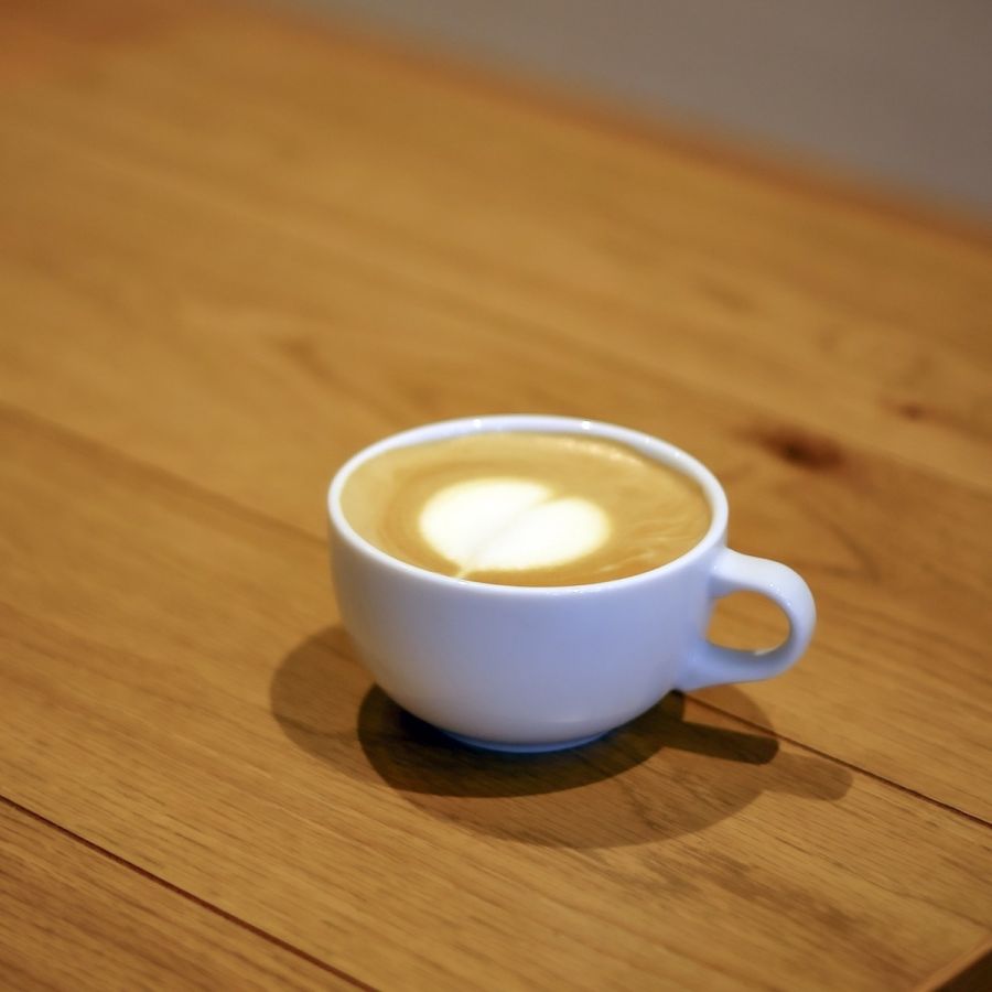 ドーナツと好相性な「カフェラテ」 580円(ホット/アイス)