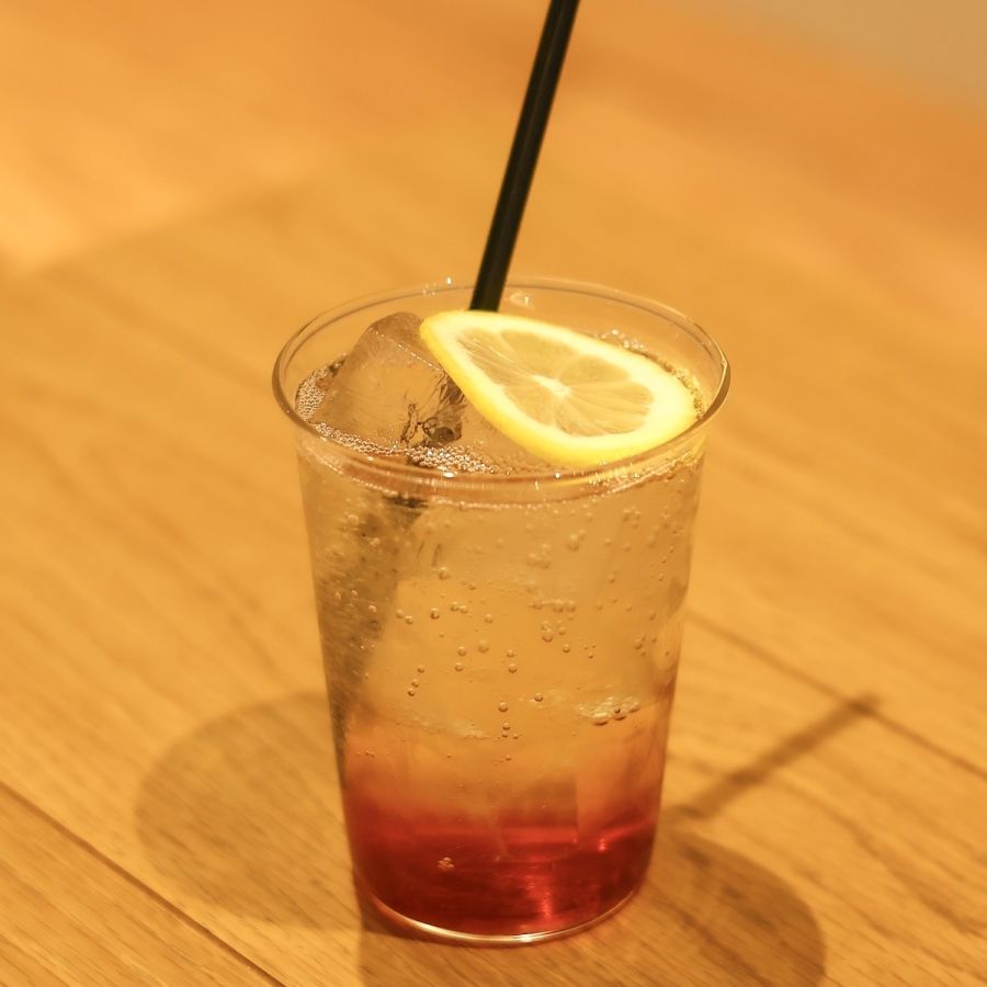 お店のおすすめドリンク「自家製ティーソーダ 」580円はすっきりとした喉越しが◎