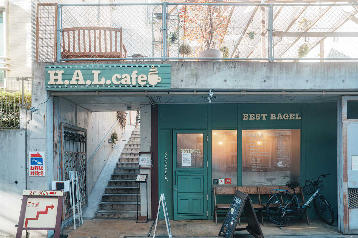 グリーンの看板が目印の「H.A.L. cafe」、階段を上がると隠れ家カフェの登場です