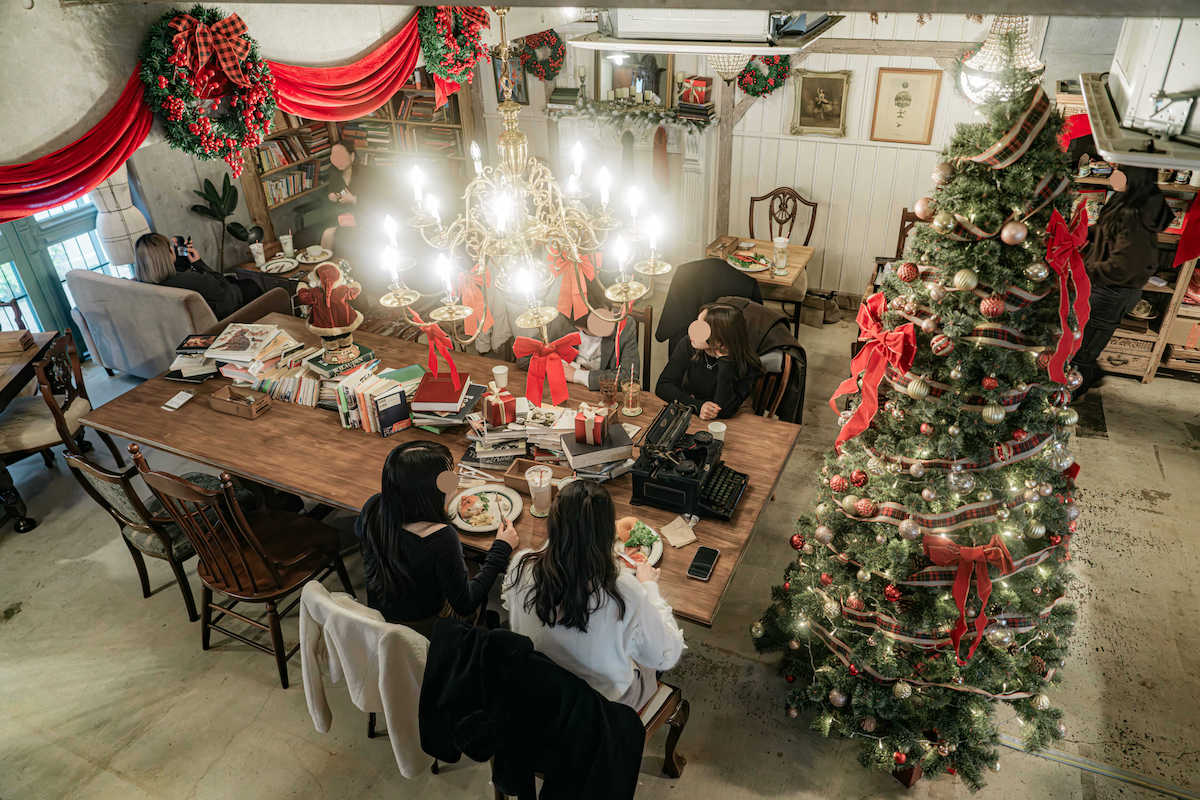 低いシャンデリアがテーブルに近くて写真映えするところもうれしい