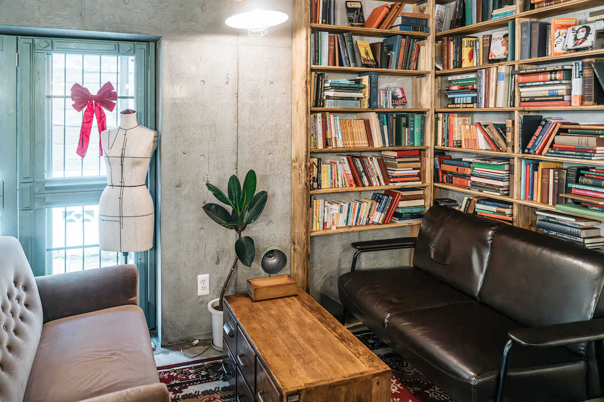 洋書が並ぶ本棚を背にしたソファー席も人気。