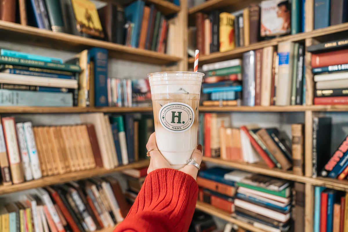 たっぷり楽しめるアメリカンサイズの「アイスカフェラテ」860円はおすすめドリンク