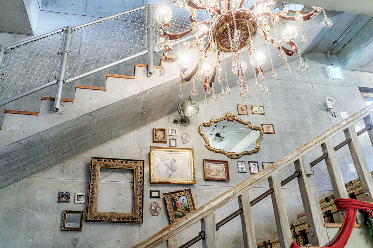 2階へ続く階段にも大きなシャンデリアが。