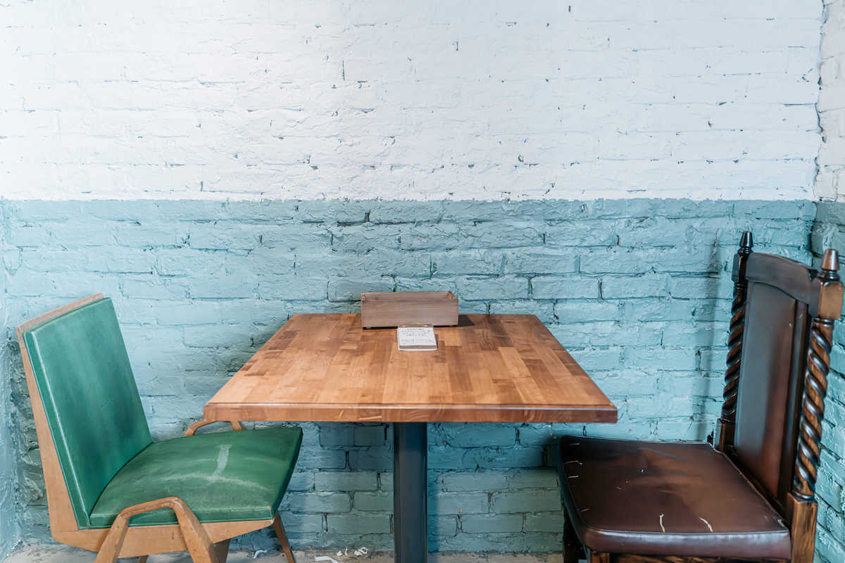 ひとつひとつ表情の異なるアンティークな椅子。