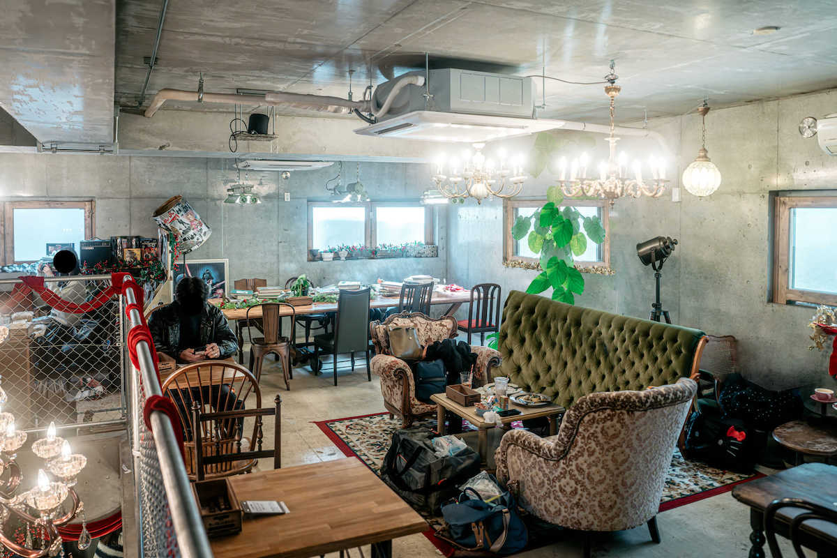 2階にも大きなダイニングテーブルのほか、ゆったりしたソファーがお出迎え