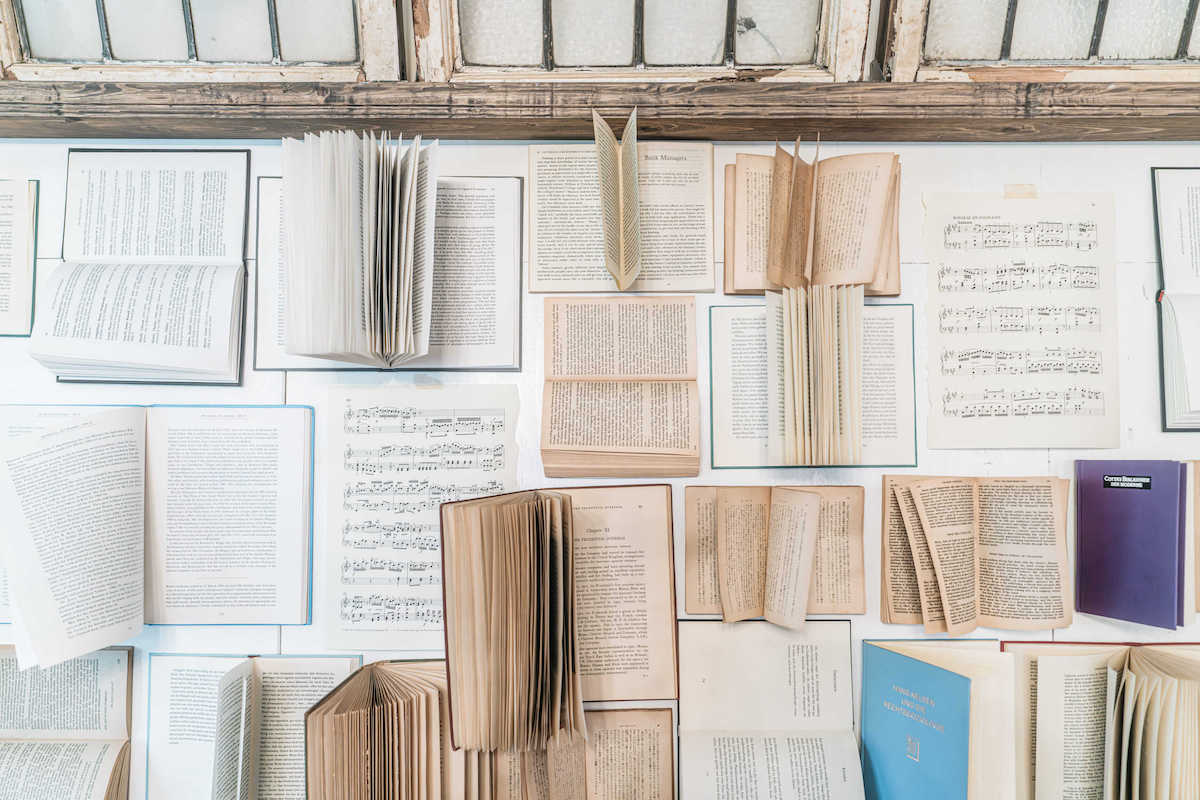 楽譜や洋書が貼り付けられた壁もDIYで