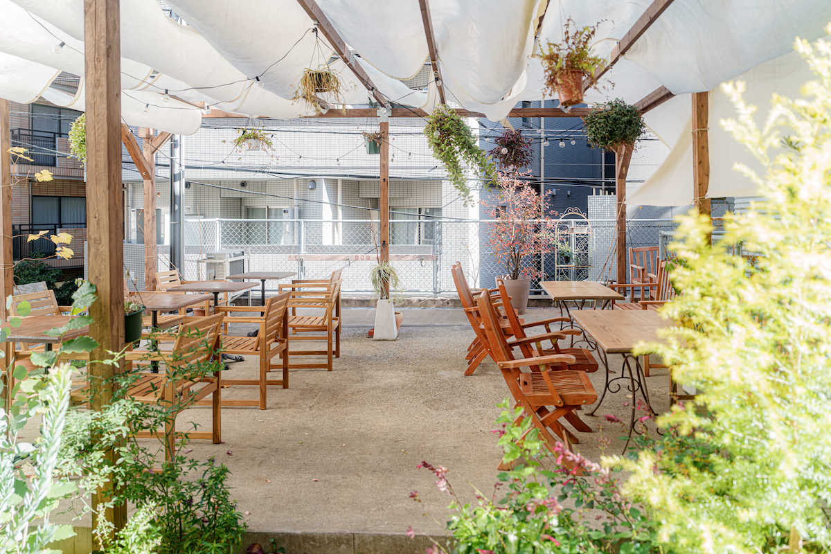 ペットも一緒に座れる開放感のある明るいテラス席。