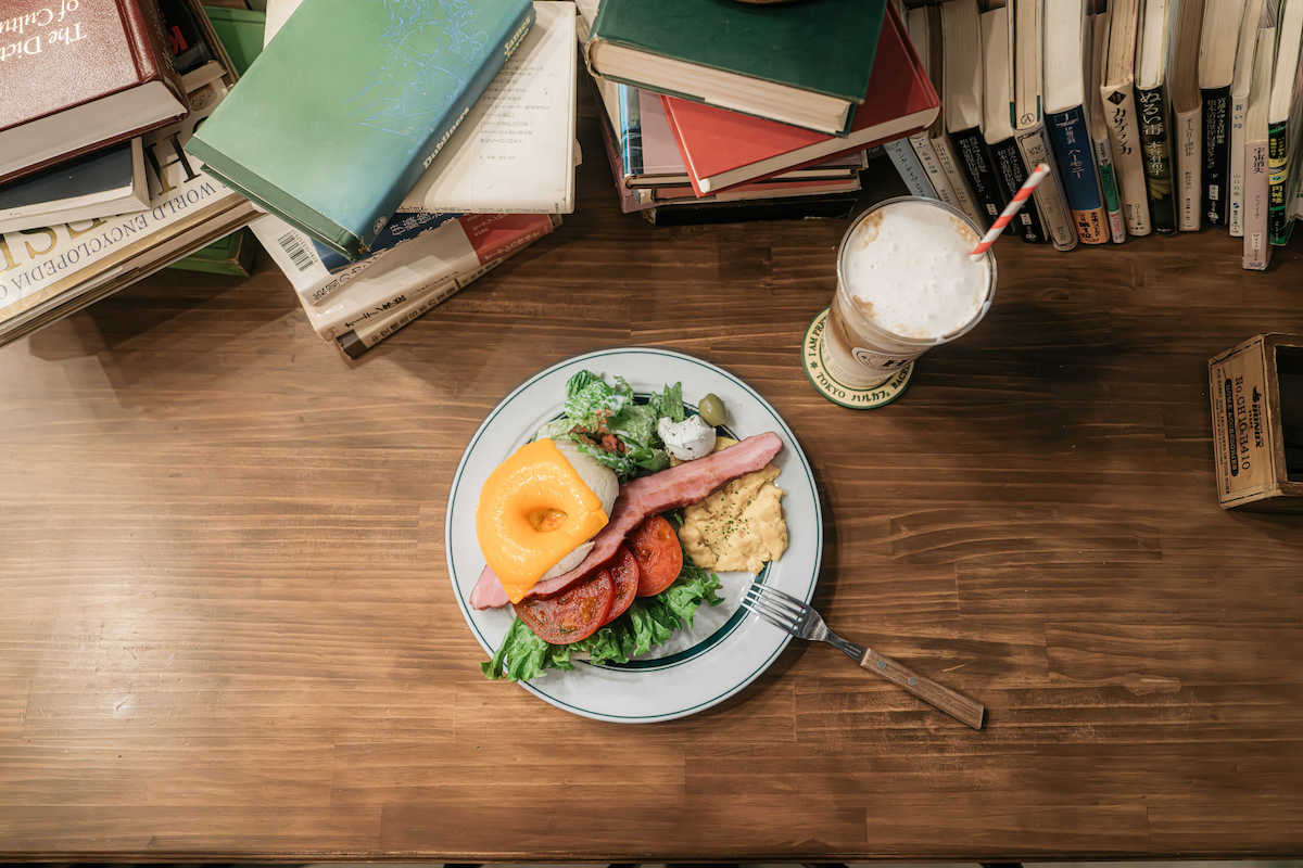 もちもちの焼きたてベーグルがたまらない「BLT plate - 厚切りベーコン」1680円