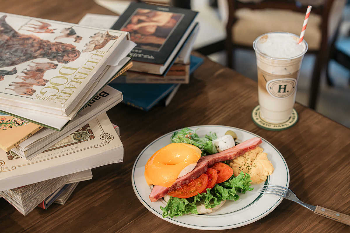 (写真右奥)BLTとのペアリングにおすすめな「クリーミーカフェラテ」980円アメリカンサイズ